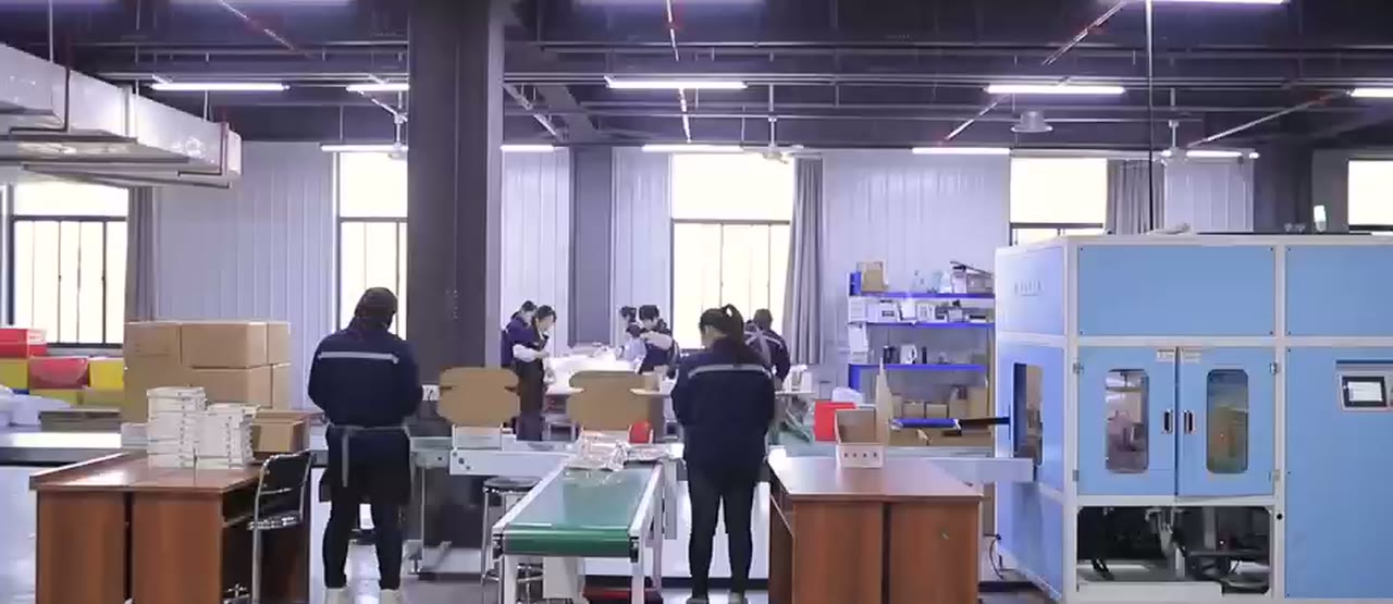 Siglo production floor in Liaocheng: packing stations and conveyor lines