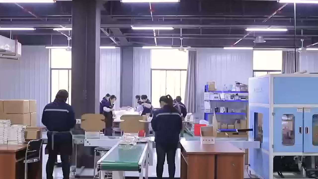 Siglo packing floor with conveyor lines and staff at workstations